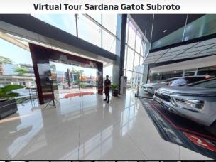 Gambar showroom dealer motor modern yang digabungkan dengan bengkel bersih dan lengkap, menampilkan logo merek motor populer.