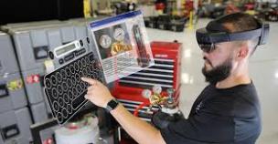 Seorang teknisi memakai kacamata AR dengan informasi digital seperti diagram atau instruksi yang terlihat di bidang pandangnya.