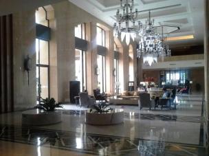 Gambar lobi mewah Hotel Tentrem Yogyakarta dengan elemen Jawa tradisional.