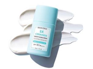 Gambar SKINTIFIC 5X Ceramide Serum Sunscreen Stick yang dipegang di tangan, siap diaplikasikan ke wajah, menonjolkan format stik yang praktis, dengan latar belakang samar Jakarta Pusat.