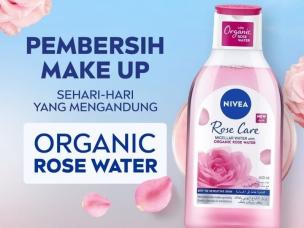 Gambar botol Rose All Day Realist Micellar Water dengan estetika chic dan bunga, mungkin dengan kelopak mawar samar atau latar belakang cat air yang lembut, menonjolkan sifat menyegarkan dan lembutnya