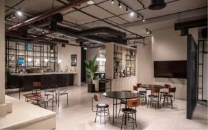 Interior Sejiwa Coffee dengan desain minimalis industrial.