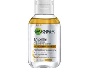 Gambar botol Garnier Micellar Cleansing Water Oil-Infused, menunjukkan lapisan bening dan minyak, dengan kapas menghapus makeup mata yang tebal, menonjolkan efektivitasnya pada makeup waterproof, deng