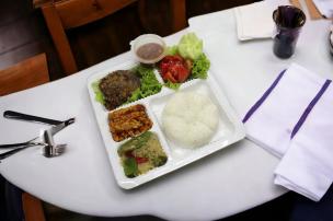 Berbagai kotak makanan sehat yang sudah dikemas rapi dengan label nutrisi di meja dapur.