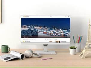 Gambar monitor BenQ GW series QHD di meja kantor yang rapi, menampilkan beberapa jendela produktivitas (misalnya, dokumen dan browser web), menekankan peningkatan ruang layar dan teks yang jelas.