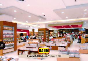 Gambar interior toko buku besar di dalam mall.