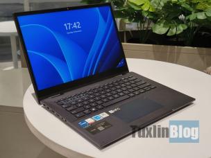 Gambar ASUS ExpertBook B9/B7 Flip di meja kantor yang ramping, menyoroti desain premium dan fitur keamanannya, dengan latar belakang kawasan bisnis Sudirman Jakarta Pusat.