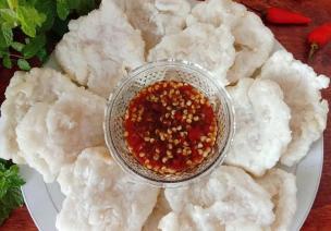 Sepiring cireng goreng disajikan dengan bumbu rujak