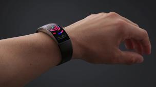 Jam tangan pintar dengan layar melengkung yang dikenakan di pergelangan tangan.