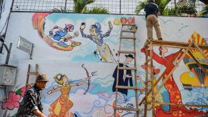 Mural dinding besar di Jalan Braga Bandung dengan warna cerah dan detail artistik.