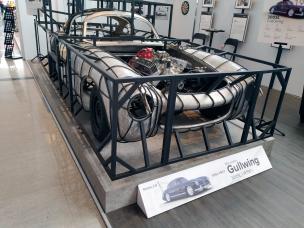 Bodi mobil custom yang sedang dibentuk dari logam di bengkel karoseri dengan peralatan las.