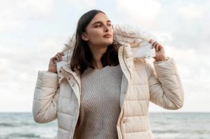 Jaket musim dingin tebal sedang digantung setelah dicuci di Winter Wear Laundry & Care.