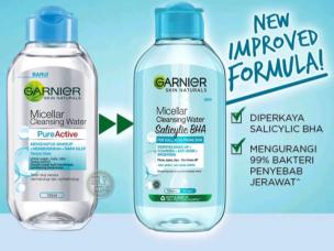 Gambar botol Garnier Micellar Cleansing Water Pure Active (tutup biru) dengan estetika segar dan bersih, mungkin dengan grafik samar pemurnian pori atau detoksifikasi, menonjolkan efektivitasnya pada 