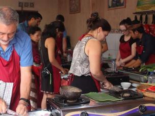 Gambar kelas memasak di penginapan dengan setting tradisional Indonesia.