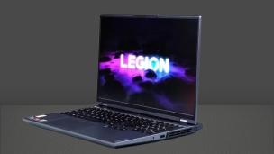 Laptop gaming atau kreator dengan keyboard berlampu RGB dan tampilan grafis yang intens di layar.