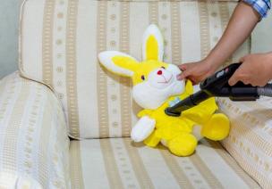 Berbagai boneka karakter lucu sedang dibersihkan di Doll & Toy Cleaners.