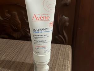 Gambar tube Avène Tolerance Extrême Emulsion dengan estetika lembut dan minimalis, menonjolkan sifat menenangkan dan lembutnya untuk kulit sensitif, dengan latar belakang samar Jakarta Utara.