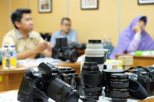 Display berbagai jenis kamera DSLR, Mirrorless, dan lensa di toko kamera.