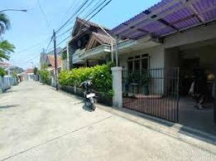 Gambar jalanan perumahan yang ramai di Margahayu Raya dengan toko dan rumah.