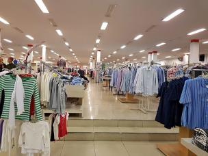 Salah satu Factory Outlet di Jalan Riau Bandung dengan display pakaian yang menarik.