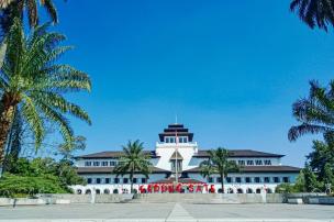 Gedung Sate Bandung dengan langit biru cerah.