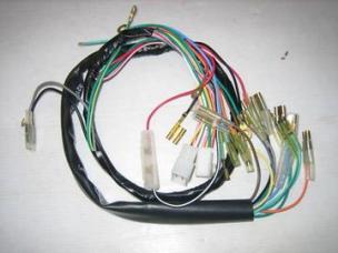  Kabel kelistrikan di area mesin motor