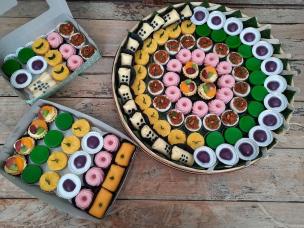 Aneka jajanan pasar tradisional di atas nampan bambu.