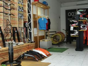 Gambar toko khusus yang menjual motor off-road (motor trail/ATV) dan perlengkapan petualangan, dengan motor tangguh dipajang.