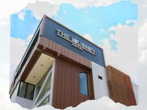 Gambar eksterior hotel bisnis modern di dekat jalan raya/ring road.