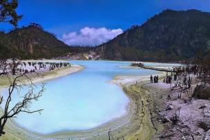 Kawah Putih Ciwidey dengan air berwarna putih kehijauan.
