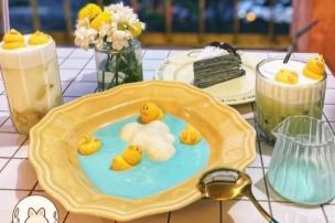 Piring berisi berbagai potongan cake dan dessert cantik di sebuah cafe.
