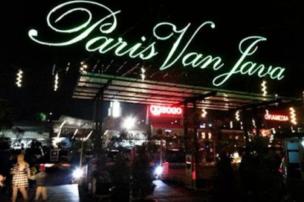 Fasad Paris Van Java (PVJ) Bandung di malam hari dengan lampu-lampu menyala.