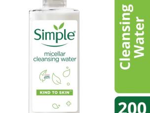 Gambar botol Simple Kind to Skin Micellar Cleansing Water dengan tutup hijau khas dan cairan transparan, menonjolkan kemurnian dan kelembutannya untuk kulit sensitif, dengan latar belakang samar Surab