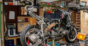 Sepeda motor yang sedang dimodifikasi di bengkel
