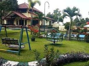 Lapangan bulu tangkis di area villa dengan pemandangan pegunungan yang hijau di Bogor.