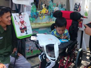 Siswa sedang melukis di studio seni dengan kanvas besar, atau berlatih tari tradisional di panggung.