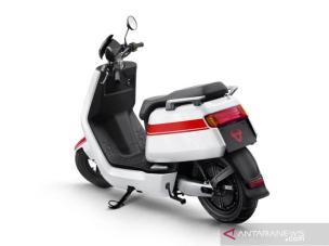 Gambar skuter listrik NIU NQi atau MQi Series diparkir dengan gaya di lingkungan perkotaan modern, mungkin di dekat Pakuwon Mall Surabaya, menonjolkan desain bersih dan sifat ramah lingkungannya.