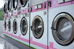 Deretan mesin cuci dan pengering di dalam laundry self-service Wash & Go Laundry.