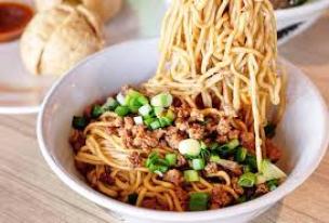 Semangkuk Bakmi Naripan yang disajikan dengan topping ayam cincang dan bakso.