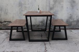 Meja makan gaya industrial dengan kaki metal hitam dan top kayu