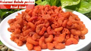 Gambar semangkuk makaroni goreng yang renyah dengan taburan bumbu pedas berwarna merah.