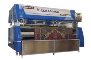 Karpet tebal sedang dibersihkan dengan mesin khusus di The Carpet & Blanket Laundry.