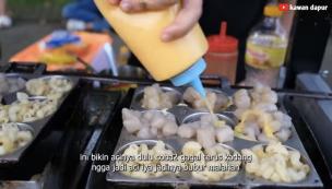Cilor dan Maklor dengan bumbu tabur warna-warni disajikan di gerobak street food yang ramai.