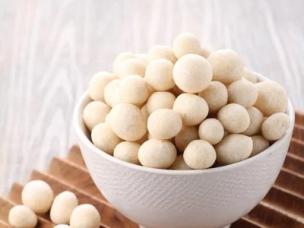 Gambar semangkuk kacang atom yang renyah dengan balutan tepung berwarna putih kekuningan.
