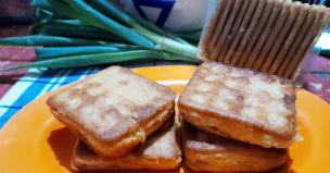 Gambar tumpukan roti kering atau biskuit malkist yang renyah di atas piring.