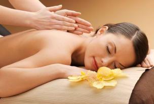 Orang sedang menikmati pijat relaksasi di sebuah ruang spa yang tenang.