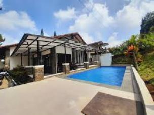 Gambar rumah mewah modern dengan kolam renang pribadi dan pemandangan kota Bandung.