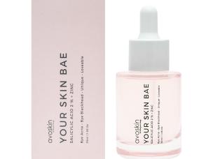 Gambar botol serum Avoskin Your Skin Bae Series Salicylic Acid 2% + Zinc + Tea Tree dengan daun tea tree atau daun lidah buaya yang samar, menonjolkan sifat menenangkan alaminya, dengan latar belakang