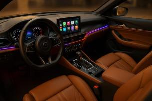 Interior mobil dengan jok kulit custom mewah dan lampu ambient yang menyala.