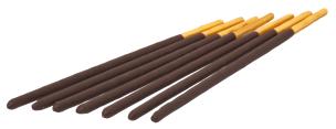 Gambar beberapa kotak biskuit stik Pocky, dan satu stik biskuit yang sedang dicelupkan ke dalam krim cokelat.